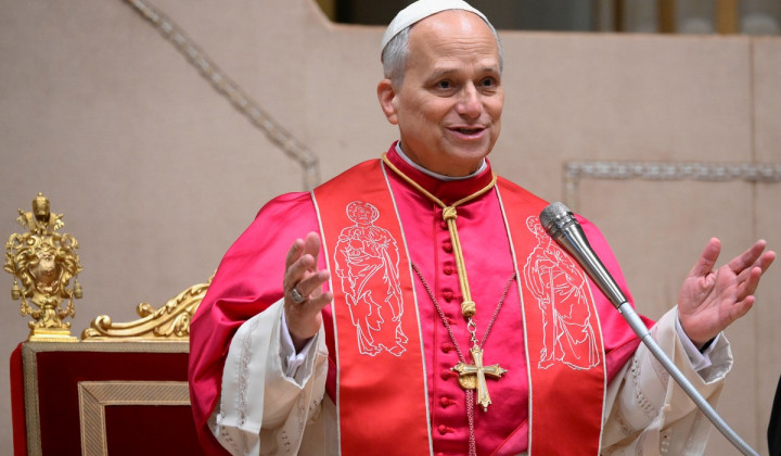 Papež Leon XIV. in diplomati (foto: Mario Tomassetti/Vatican Media)