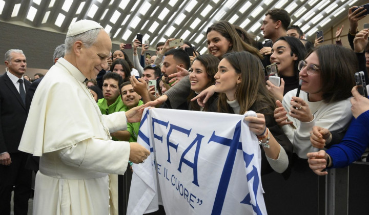 Papež z mladimi iz rimske škofije (foto: Mario Tomassetti)