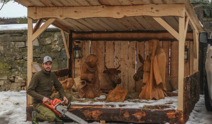 Matej Urh pred jaslicami v Borovnici (foto: osebni arhiv)