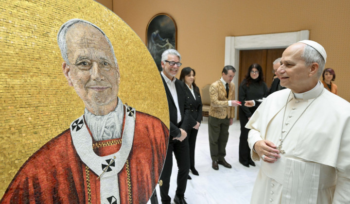 Papež Leon XIV. pred mozaično podobo (foto: Vatican Media)