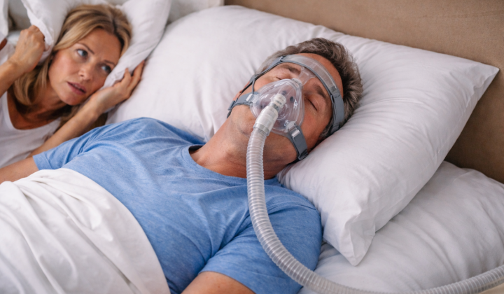 Zaskrbljujoče so pavze dihanja ponoči: kdaj k zdravniku? (foto: AI)