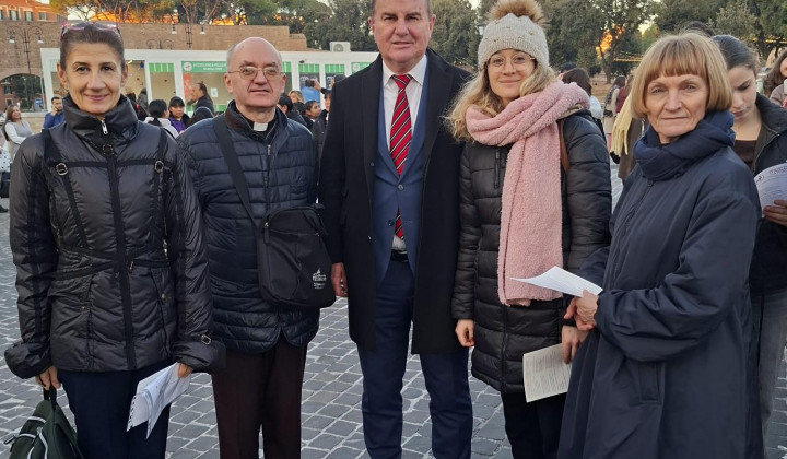 Veleposlanik mag. Franci But s sodelavkami in sodelavci (foto: Osebni arhiv)