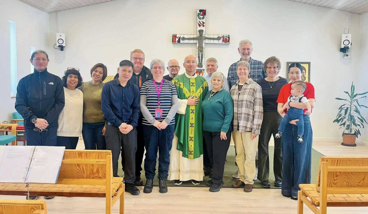 P. Tomaž Majcen z verniki (foto: FB p. Tomaž Majcen)