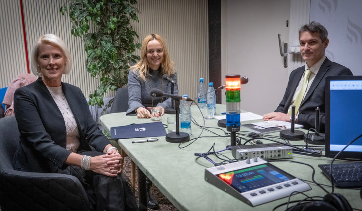 Petra Juvančič, Ajša Vodnik in Bojan Ivanc v studiu Radia Ognjišče (foto: ARO)