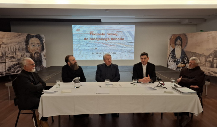 Sogovorniki na srečanju v dvorani pravoslavnega pastoralnega centra (foto: Marjana Debevec)