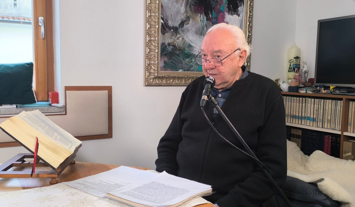 Škof Jurij Bizjak med snemanjem oddaje Globine (foto: Izidor Šček)