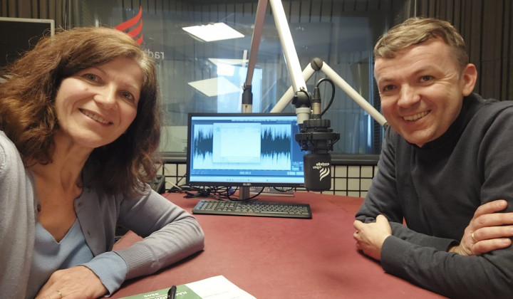 Nataša Ličen v studiu radia Ognjišče z dr. Dragom Jerebicem med snemanjem oddaje Za življenje  (foto: NL)
