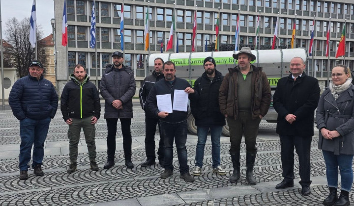 Predstavniki kmetijskih organizacij pred državnim zborom (foto: Vir: FB KGZS)