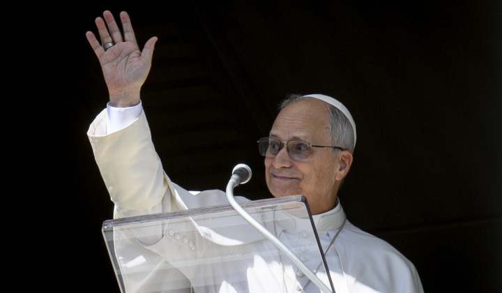 Papež Leon XIV. pri angelusu (foto: Matteo Pernaselci/Vatican Media)