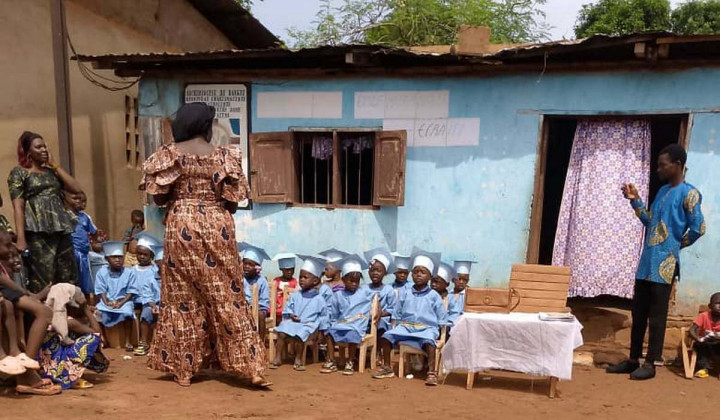 Otroci in vzgojiteljica pred stavbo (foto: Vesna Hiti)