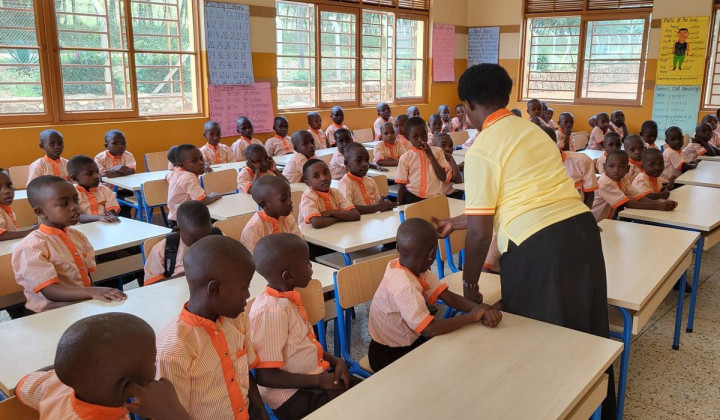 Otroci pri pouku v šoli svete Klare (foto: Vir: FB Urša Marinčič)