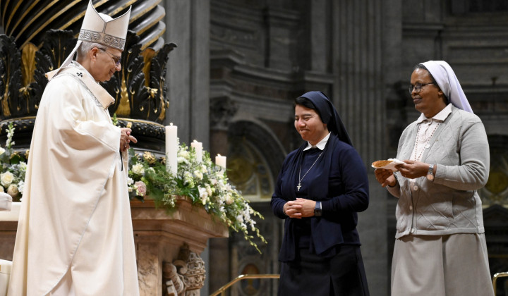 Papež Leon XIV. z redovnicama (foto: Vatican Media)