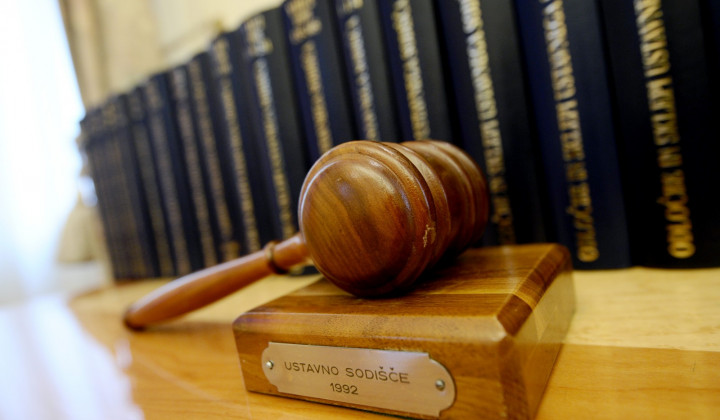 Ustavno sodisce, sodnik, kladivo. (foto: Tamino Petelinšek / STA)