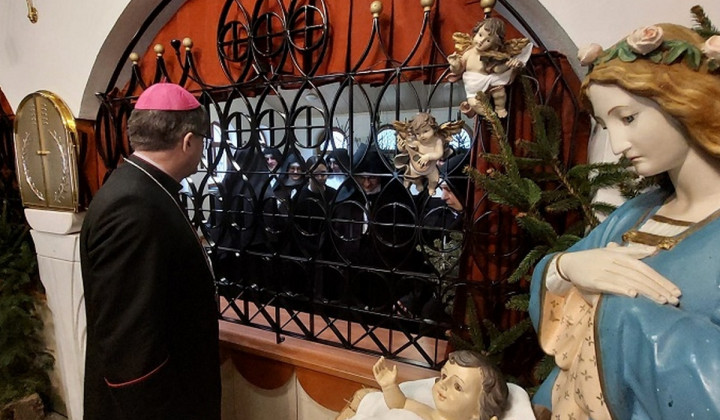 Škof Maksimilijan Matjaž in klarise (foto: Škofija Celje)