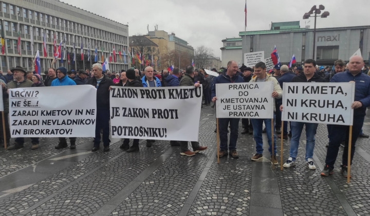 Zgovorni transparenti (foto: Robert Božič)