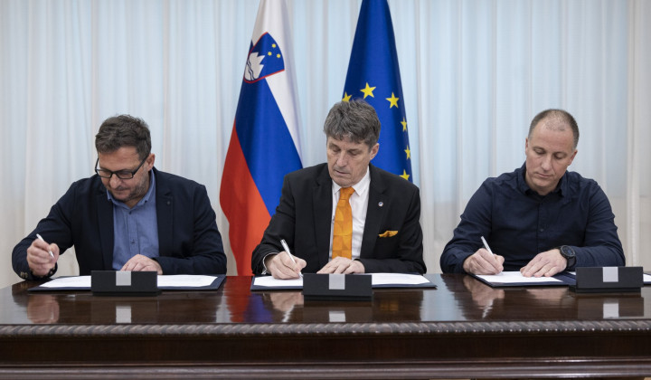 Podpis sporazuma o prekinitvi stavke in nacinu resevanja stavkovnih zahtev med ministrom za obrambo Borutom Sajovicem in predsednikom sindikata ministrstva Marjanom Lahom ter predstavnikom strokovnega odbora zaposlenih v Centru za obvescanje RS in regijskih centrih za obvescanje Tilnom Cestnikom. (foto: Katja Kodba/STA)