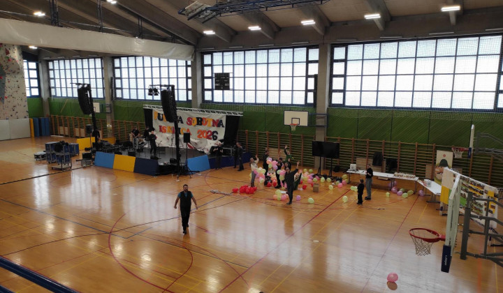 V športni dvorani Zavoda sv. Stanislava v Ljubljani hitijo s pripravami na dobrodelni pustni ples. (foto: ARO)