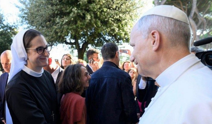 Sestra Nina Krapić s papežem Leonom XIV. (foto: Vatican news)