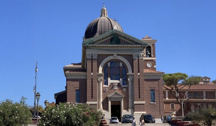 Župnijska cerkev v Ostiji, ki bo popoldne sprejela papeža Leona XIV. (foto: Vatican news)