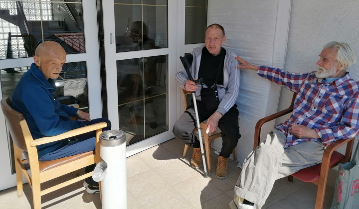 Brezdomci v pogovoru (foto: Društvo prostovoljcev Vincencijeve zveze dobrote)