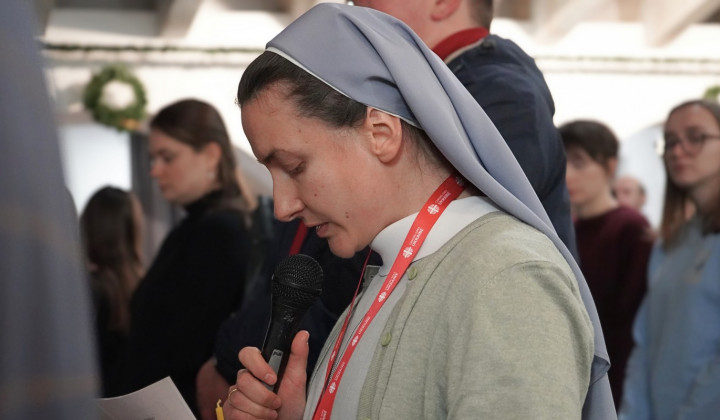 Redovnica med molitvijo v cerkvi (foto: Uliana Yaskovets)