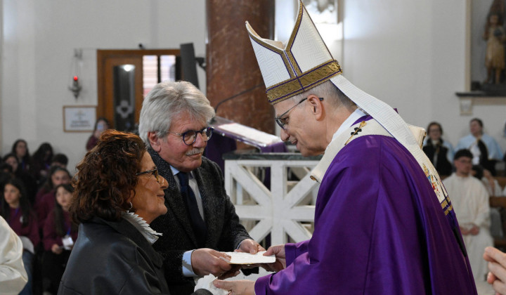 Prinašanje darov med mašo v rimski župniji Vnebovzetja našega Gospoda Jezusa Kristusa (foto: Simone Risoluti)