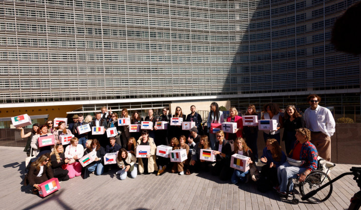 Predstavniki gibanja My Voice, My Choice pred Evropskim parlamentom (foto: Črt Piksi)
