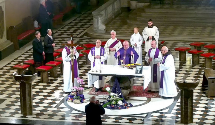 Duhovniki ob oltarju (foto: Zajem zaslona)