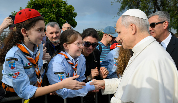 Papež se je ob prihodu v rimsko župnijo Darovanja Device Marije najprej srečal z otroki in mladimi (foto: Simone Risoluti)