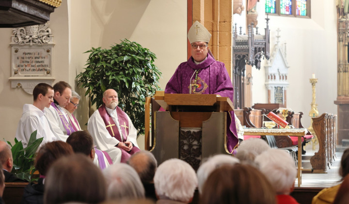 Nadškof Alojzij Cvikl med sveto mašo (foto: Jože Potrpin)