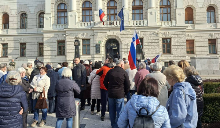 Množica pred Vrhovnim sodiščem (foto: ARO)