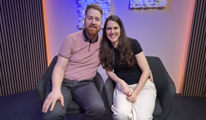 Petra in Kristjan Kmetič v studiu Radia Ognjišče (foto: Izidor Šček)