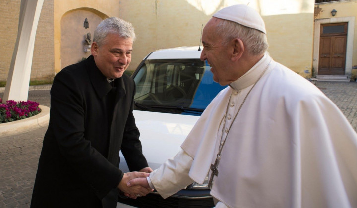 Kardinal Konrad Krajewski in papež Frančišek (foto: Vatican Media)