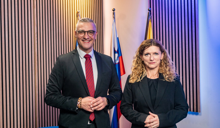 Urednik informativnega programa Alen Salihović in novinarka Tanja Dominko sta pripravila sklepno soočenje na Radiu Ognjišče (foto: Rok Mihevc)