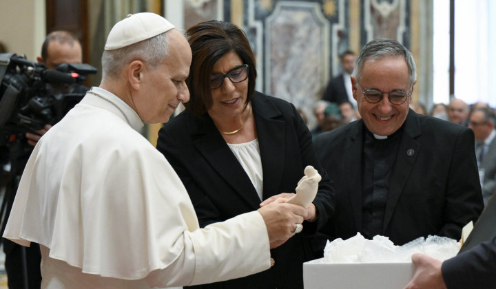 Papež Leon XIV., predsednica Gibanja fokolarov Margaret Karram in sopredsednik Roberto Almada (foto: Elisabetta Trevisan)