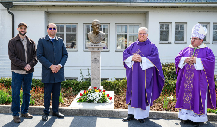 Odkritje kipa duhovnika msgr. Jožeta Kastelica (foto: Gašper Stopar)