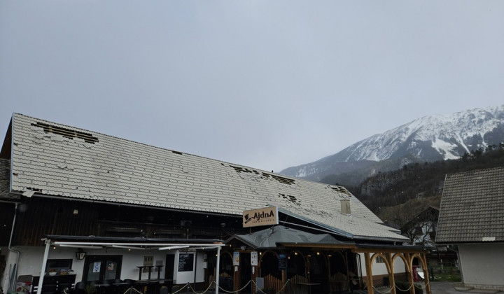 Posledice močnega vetra v žirovniški občini (foto: STA)