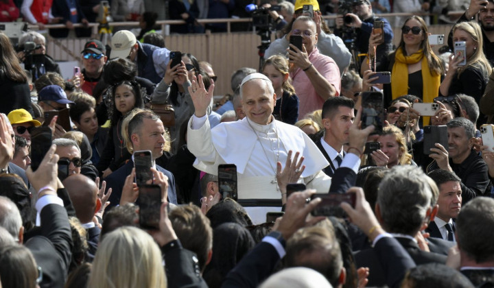 Papež pozdravlja vernike, zbrane pri sveti maši (foto: Elisabetta Trevisan)