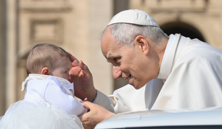 Papež je pred avdienco pozdravljal vernike, med njimi številne dojenčke in otroke (foto: Simone Risoluti)