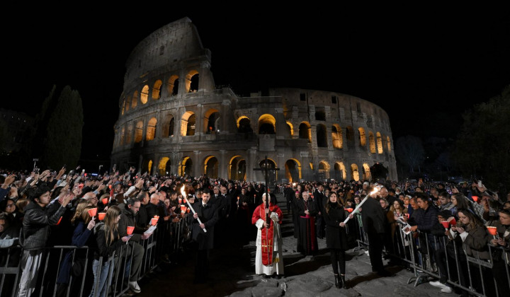 Križev pot v rimskem Koloseju (foto: Simone Risoluti)