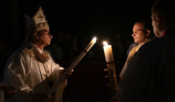 Papež Leon XIV. pri velikonočni vigiliji (foto: Vatican Media)