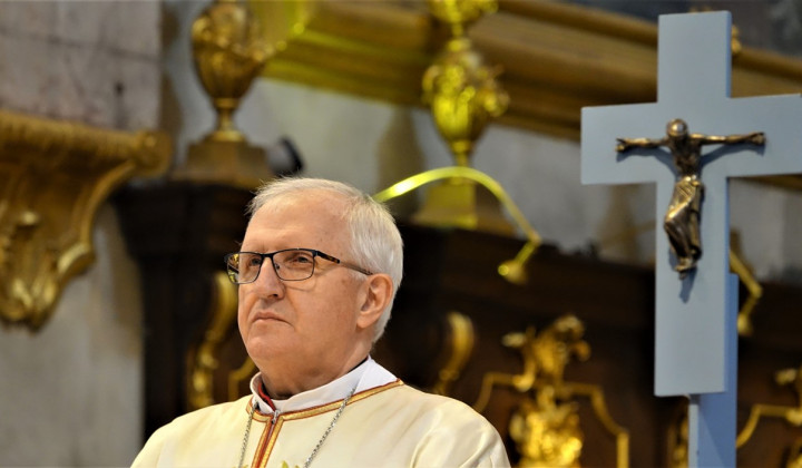 Nadškof Stanislav Zore med velikonočno vigilijo (foto: Nadškofija Ljubljana)