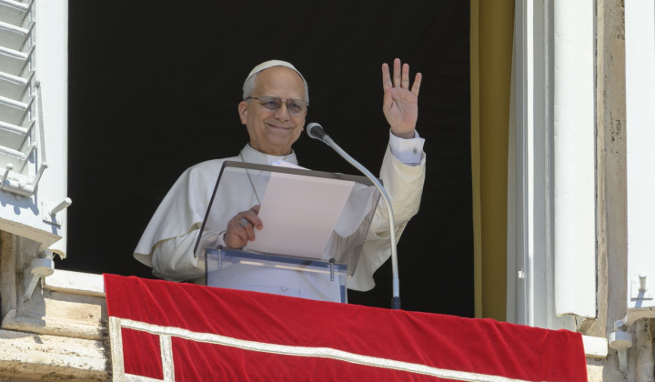 Papež Leon XIV. pozdravlja z okna apostolske palače (foto: Vatican Media)