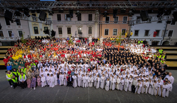 Skupinska fotografija vseh sodelujočih na Škofjeloškem pasijonu 2026 (foto: Tomo Strle/Citrus d.o.o.)