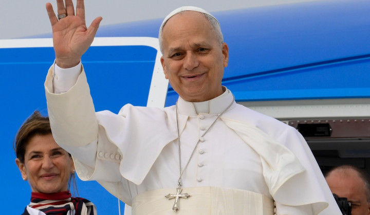 Papež na vhodu v letalo (foto: Vatican Media)