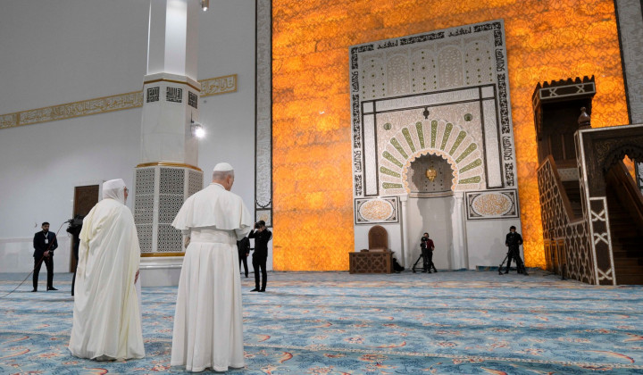 Papež v Veliki mošeji v Alžiru (foto: Vatican Media)