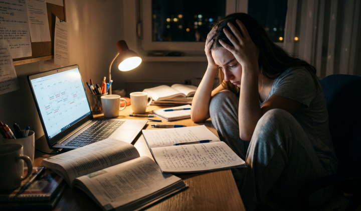 Žrtvovanje spanca za dodatno uro nad knjigami ne prinaša boljših ocen, temveč izčrpanost in padec koncentracije. Možgani si snov zapomnijo in obdelajo le v fazi počitka. (foto: Gemini (UI))