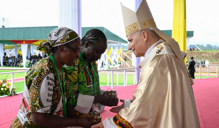 Papež med mašo na letališču v Bamendi (foto: Simone Risoluti)