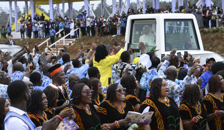 Papež med afriškimi verniki (foto: Vatican media)