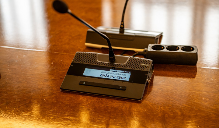 Mikrofon v državnem zboru (foto: Rok Mihevc)